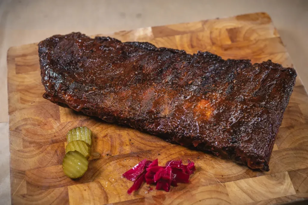Delicious ribs served with pickles